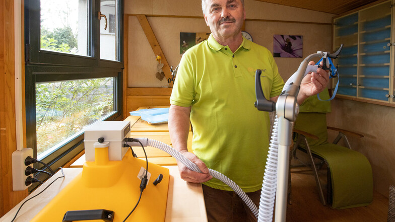 Jürgen Schmiedgen zeigt sein Inhalationsgerät. Fotos: Ronny Küttner