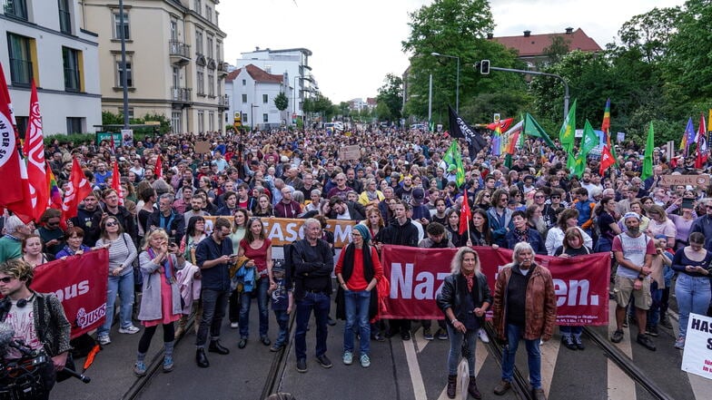 Geschätzt 3.000 Menschen sind am Sonntag in Dresden spontan zu einer Kundgebung zusammengekommen. Anlass ist der brutale Angriff auf den SPD-Politiker Matthias Ecke.