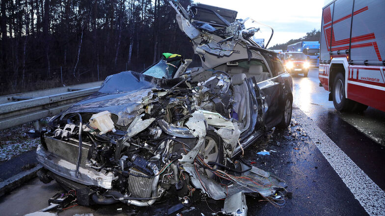 Der Audi fuhr mit hoher Geschwindigkeit auf einen abbremsenden Sattelzug und wurde komplett zerstört.