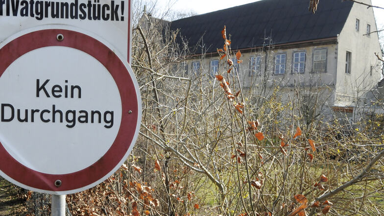 Seit 2010 ist der bis dahin öffentliche Rad- und Wanderweg am Schloss Cunnersdorf abgeschnitten. Der Weg ging quer über das Privatgrundstück. Ein Gericht hat aber entschieden, dass der Weg als öffentlich zu betrachten ist.