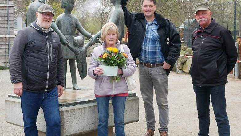 Karsten Bormann (li.), Karl Heinz Seitz (re.) und Eugen Bruins gratulierten bei einem Treffen im Zoo Hoyerswerda Brigitte Trunte zu deren Geburtstag. Die Schatzmeisterin hatte auch eine Spende des Vereins der Zoofreunde mitgebracht.