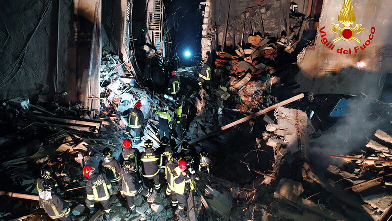 Rettungskräfte suchen in den Trümmern nach Überlebenden.