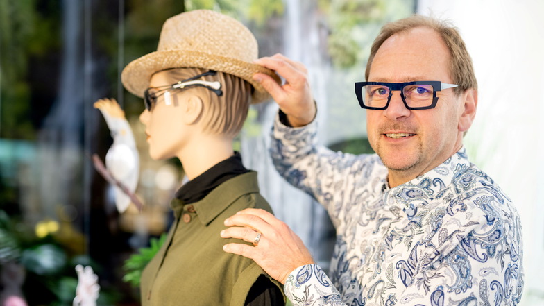 Rüdiger Lenz vom gleichnamigen Geschäft für Augenoptik und Hörgeräte bereitet alles für die Romantica in Bautzen vor.