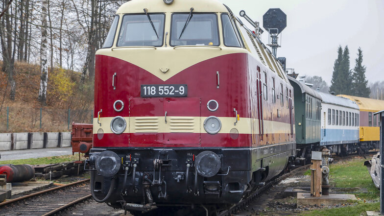 Diese historische Diesellok der DDR-Reichsbahn wird die Dampflok nach Meiningen schleppen. Es ist die originale Lok des DDR-Regierungszuges und hat daher als einzige ihres Typs verchromte Haltestangen an den Führerstands-Einstiegen.