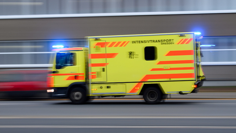 Mit Intensiv-Transportwagen und speziellen Rettungswagen bringen Ärzte die Corona-Patienten zum Flughafen. Vom Uni-Klinikum Dresden aus dauert das rund eine halbe Stunde.