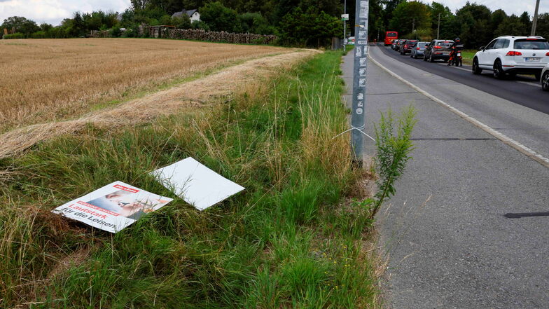 Unbekannte haben hier ebenfalls zwischen Pulsnitz und Ohorn Wahlplakate der Linken abgerissen.