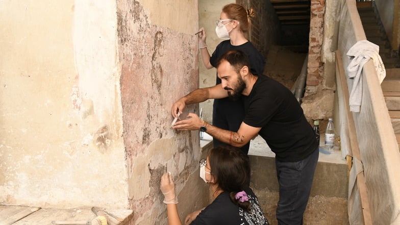 Junge Restauratoren aus aller Welt legen alte Wandbilder im Schloss Lauenstein frei