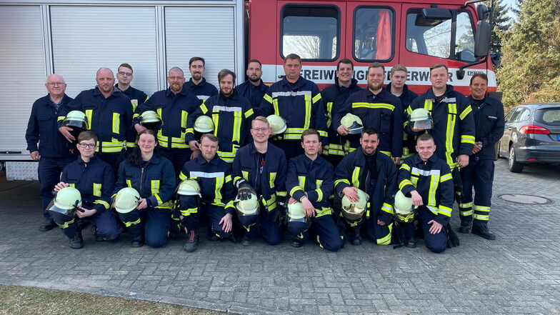 Das sind die 18 Neuen in der Oßlinger Feuerwehr zusammen mit ihren beiden Ausbildern Günter Polling(l.) und Hubertus Kühnemann (r.).