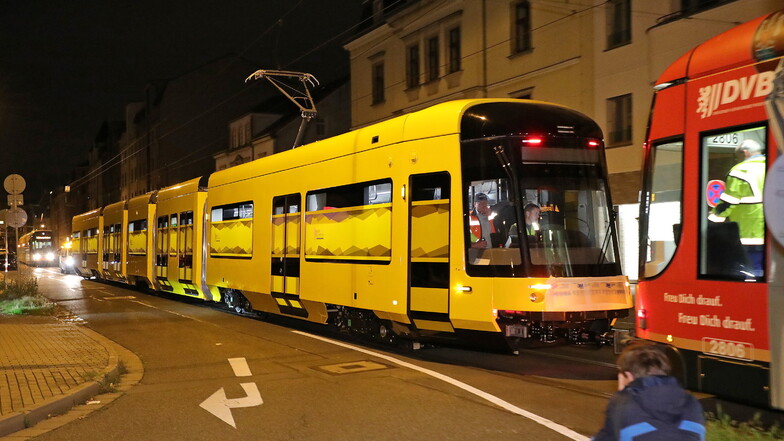 In Dresden ist die erste der neuen Straßenbahnen angekommen.