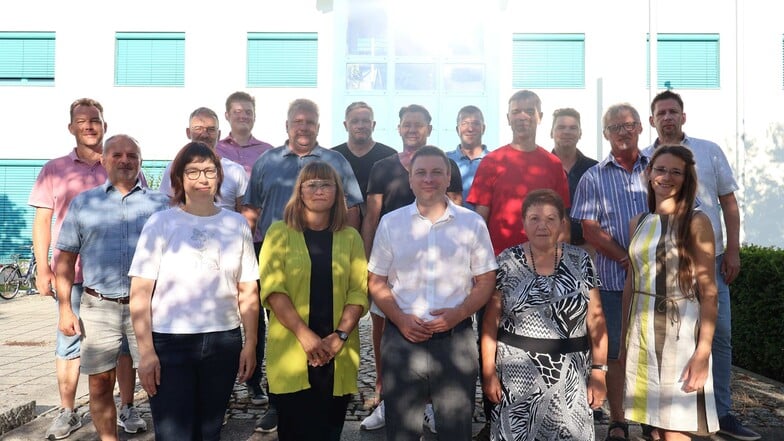 Licht und Schatten – symbolischer könnte das Foto des neugewählten Gemeinderates Boxberg kaum sein. In der prallen Sonne vor dem Gemeindeamt gab es zu Beginn der konstituierenden Sitzung nur das eine, halbwegs schattige Plätzchen. 1. Reihe v.li.: Madlen K