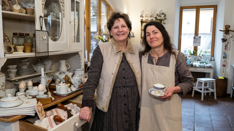 Frauke Kretschmer (links) und Kathrin Nestler haben pünktlich zu Ostern das Kaffeekränzel Blütenweiss auf der Kränzelstraße/Ecke Neißstraße in Görlitz eröffnet.
