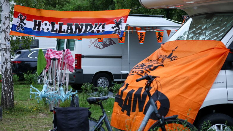 Wenn die Niederländer zum Fußball ins Nachbarland kommen, dürfen Wohnwagen oder Wohnmobil nicht fehlen. Der Ansturm auf Leipzigs Campingplätzen ist groß. Und der Ferienbeginn kam dazu.