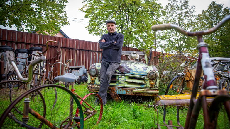 Uwe Jähnig vom DDR-Museum in Schwepnitz auf seinem Fahrzeug-Friedhof. Fahrräder, Autos und Mopeds sind dort ausgestellt.
