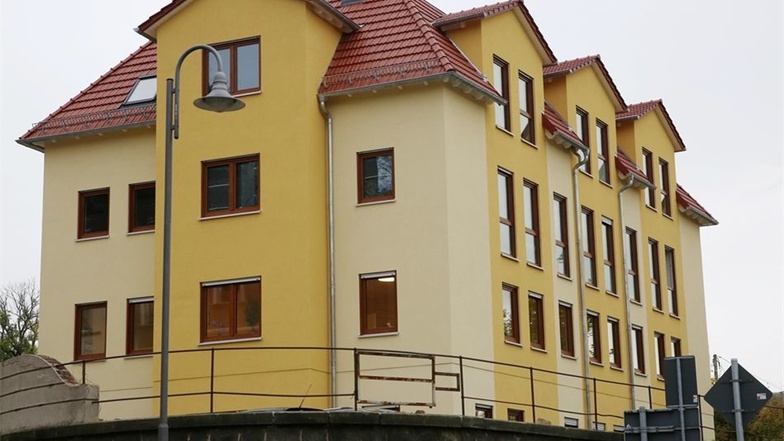 Das neue Wohn- und Ärztehaus in Großröhrsdorf ist auf dem Gelände des früheren Lehngutes entstanden. Baustart war vor einem guten Jahr.