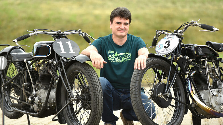 Frank Hille mit seinen beiden über 90 Jahre alten Motorrädern des belgischen Herstellers FN.