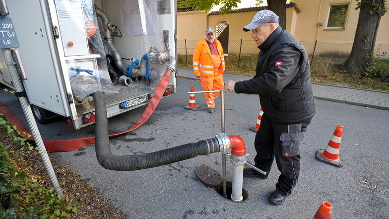 So sieht es aus, wenn in Görlitz die Rohre gespült werden. Dieses Foto entstand vor einigen Jahren auf der Carolusstraße.