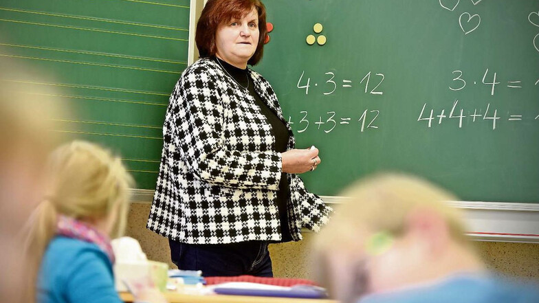 Christina Pohl ist 67. Trotzdem arbeitet die pensionierte Lehrerin stundenweise an ihrer alten Grundschule in Mittelherwigsdorf.