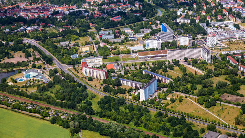 Diese Luftaufnahme ist fünf Jahre alt, zeigt aber den größten Teil des Areals, mit dem die Stadt Hoyerswerda ins Rennen um die Sächsische Landesgartenschau 2025 gehen will.