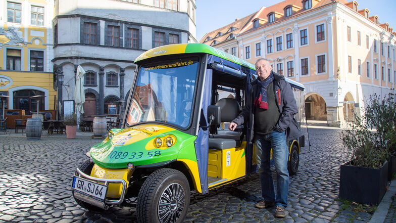 Unter dem Namen "Art(o)urs" bietet Artur Gawryluk seit vorigem Jahr vom Untermarkt in Görlitz aus Stadtrundfahrten mit seinem Elektromobil an.