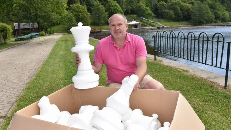 Hüttenteichpächter Uwe Knöfel hat mit dem Spendengeld der Feinwerktechnik neue Großschachfiguren gekauft.
