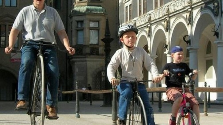 Im Dresdner Stallhof lassen sich Samstag und Sonntag historische Fahrräder ausprobieren.