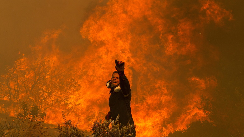 Waldbrände in Griechenland breiten sich ungebremst aus