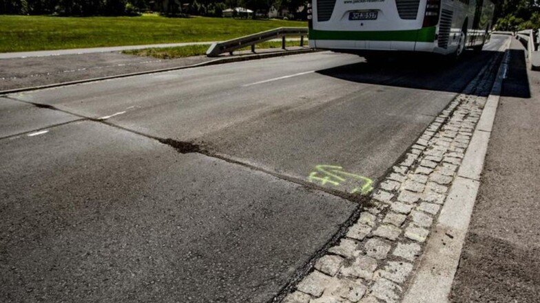Solche Spuren bildeten sich jetzt auf sanierten Fahrbahnabschnitten in Großröhrsdorf. Das warf bei einem Kraftfahrer Fragen auf.