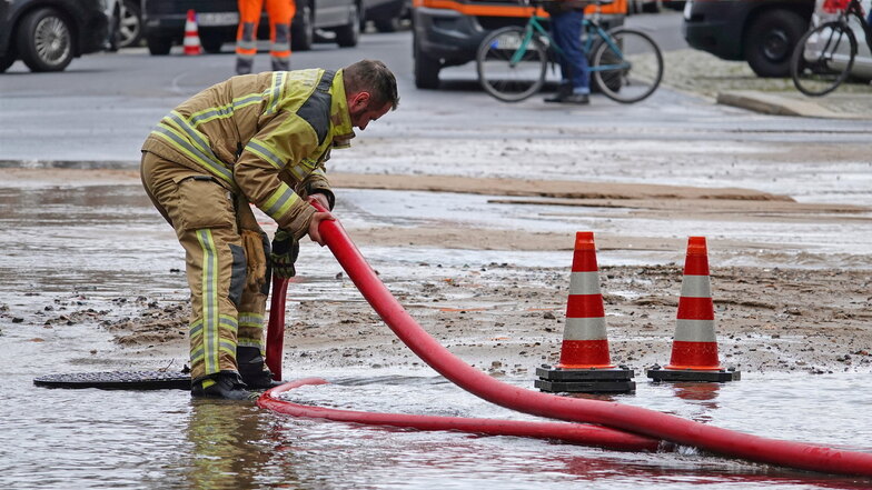Erneut Wasserrohrbruch in Dresden: Straßen und Tiefgaragen überschwemmt