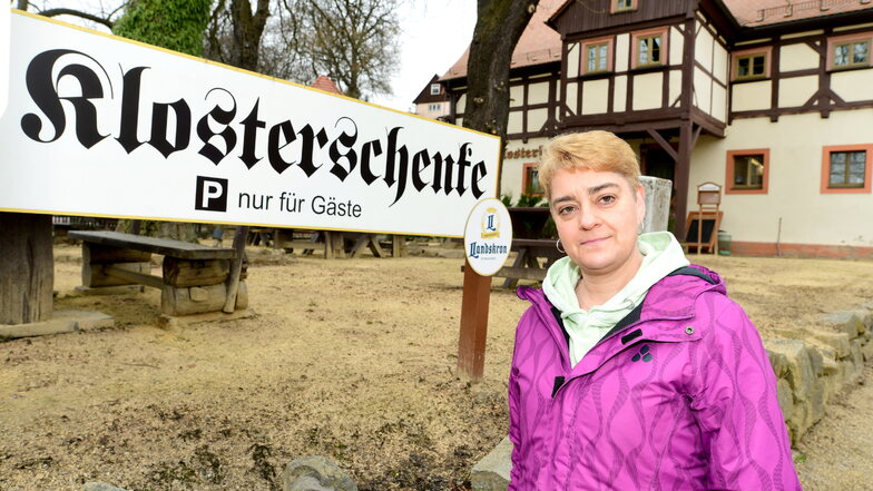 Restaurantleiterin Sabine Fritzsche öffnet mit ihrem Team an diesem Freitag nach langer Schließung wieder die Türen der Klosterschenke in St. Marienthal.