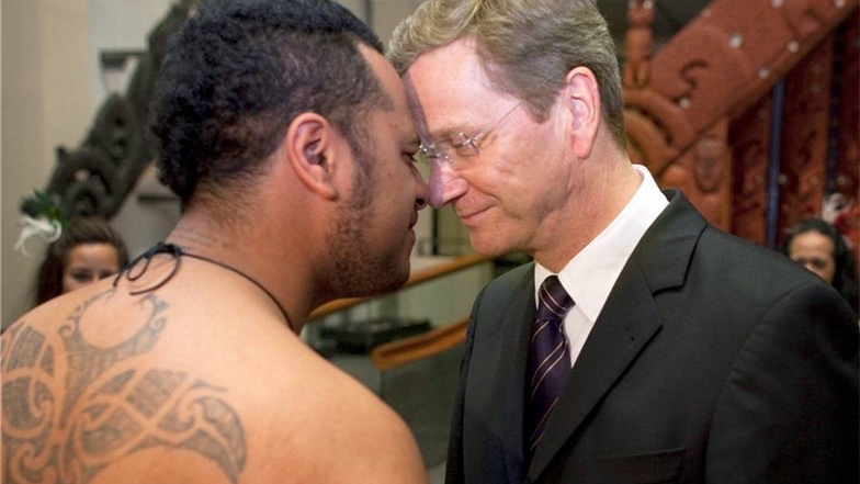 Zum Abschluss einer traditionellen Haka-Darbietung in einem Museum in Auckland/Neuseeland reiben am 2. Juni 2011 ein Maori und der Bundesaußenminister die Nasen aneinander.