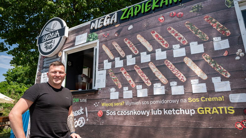 Tomasz Góral betreibt den "Mega Zapiekanki"-Imbiss in Deutsch-Ossig am Berzdorfer See. Eine weitere Filiale befindet sich im Food Park am polnischen Neißeufer.