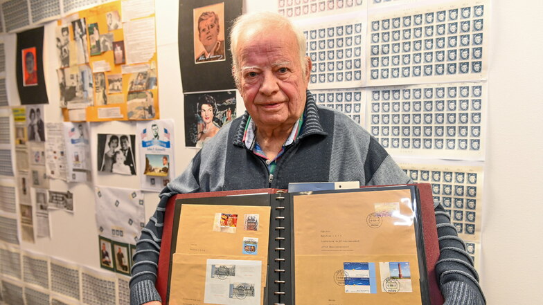 Ulrich Lück mit seinem Briefmarkenalbum. Im Hintergrund seine zweite Leidenschaft: die Kennedy-Sammlung.