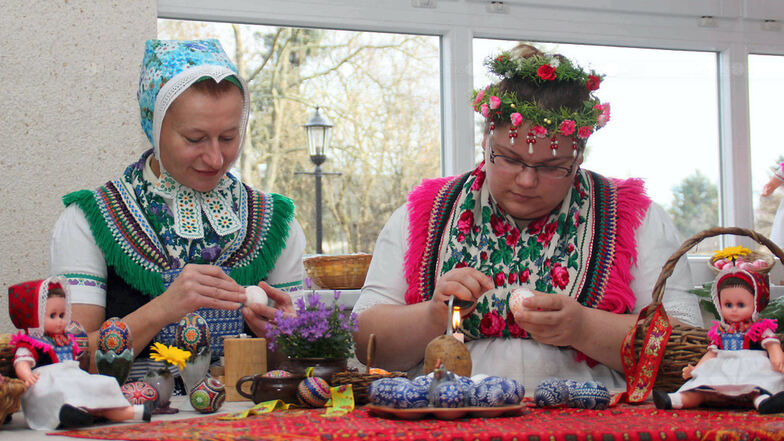 SKC-Leiterin Sylvia Panoscha (li.) und Mitarbeiterin Stephanie Bierholdt zeigen Besuchern gern das Verzieren der Ostereier nach sorbischer Tradition, aber genauso gern leiten sie Interessenten dabei an, es selbst zu probieren. In dem neu eingerichteten Os