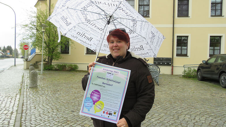 Katrin Klein (36) vom Projektbüro „Kube 42“ hat mit ihrer Kollegin Tina Götze eine Schnitzeljagd für Familien organisiert. Eine Station ist das Zollhaus.
