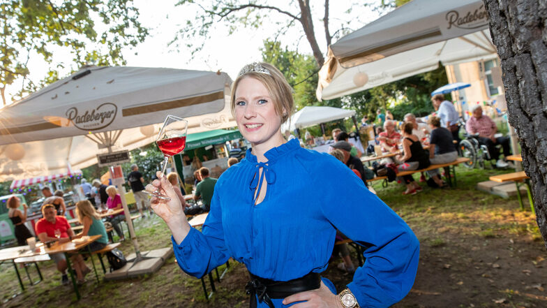 Die aktuelle Weinkönigin Ann-Kathrin Schatzl. probierte ein Glas Rosé von Winzer Wolfgang Winn aus Pirna. 