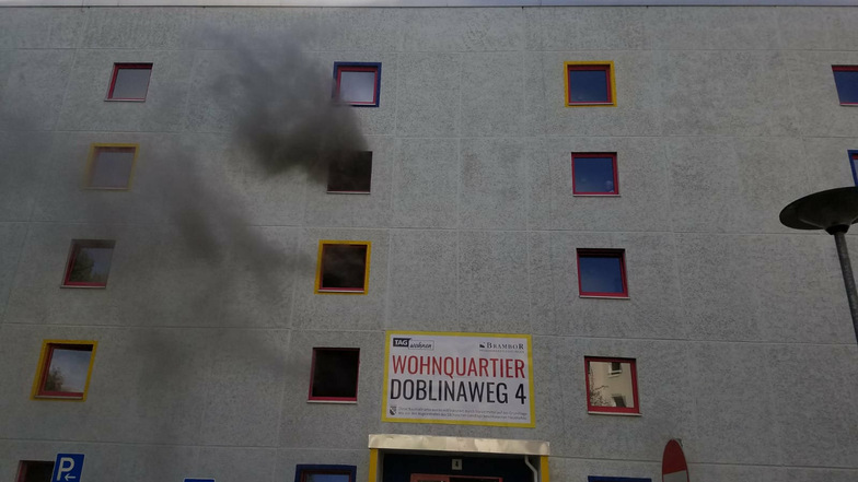 Über Schächte innerhalb des Gebäudes ist der Rauch auch in einige Wohnungen eingedrungen. 