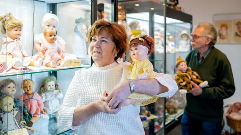 Im Neschwitzer Heimatmuseum, das von Arnd Lehmann (r.) geleitet wird, gibt es pro Jahr zwei bis drei Sonderausstellungen. Zum Beispiel zeigte Ende 2023 Gabriele Heiduschka einen Teil ihrer Puppen- und Teddysammlung.