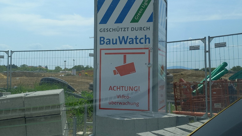Insgesamt 20 Boxen der Marke "BauWatch" sorgen für die notwendige Baustellenbewachung entlang der Neubaustrecke.