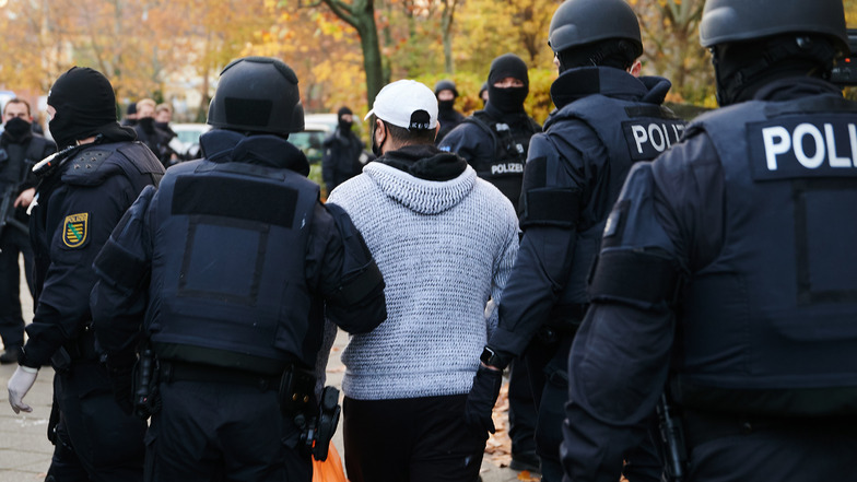 Polizisten nehmen am Dienstagmorgen einen Verdächtigen in Berlin fest.