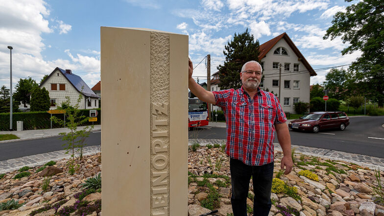 Steffen Ranft und seine Heimatfreunde haben am Wochenende diese Säule in die Mitte des neuen Kreisverkehrs in Kleinopitz platziert.