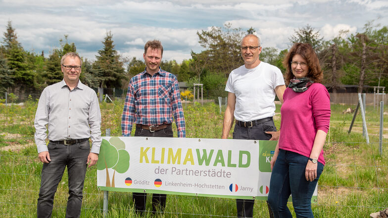 Bürgermeister Enrico Münch, Sebastian Wünsch vom Elbe-Röder-Dreieck, Bauhofleiter Norbert Both und Anja Lisk, vom Partnerstädtekomitee weihten den  Klimawald am Gröditzer Klimapark an.