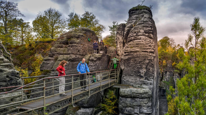Die Sächsische Schweiz war 2018 ein Touristenmagnet. Wanderer besuchten auch die Burgruine Neurathen.
