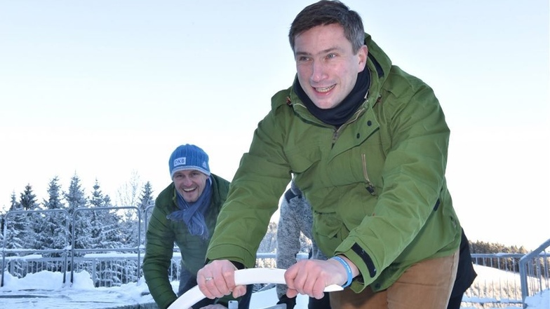 Sachsens Wirtschaftsminister Martin Dulig (SPD) probierte in Altenberg unterdessen das Bobfahren aus. Der Minister sorgt sich um die Zukunft des Wintertourismus, denn so richtig Winter ist es immer seltener.