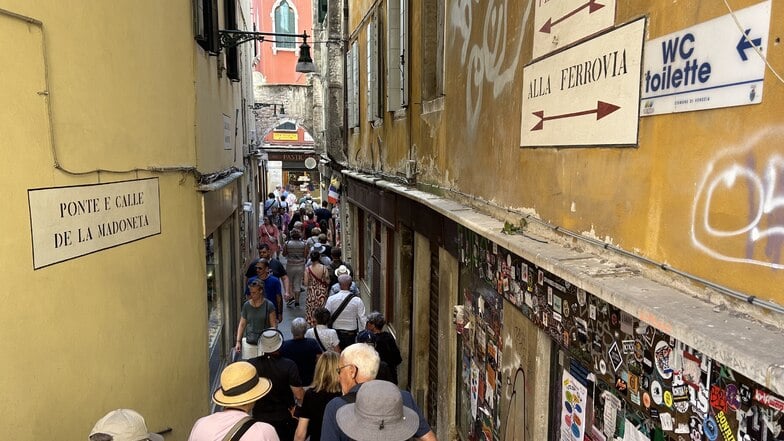 Besucher drängen sich in der "Calle de la Madoneta", eine der engen Gassen.