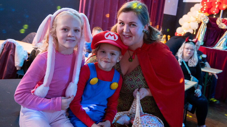 Lia, Leo und Louisa Littmann haben sich als Häschen, Supermario und Rotkäppchen verkleidet.