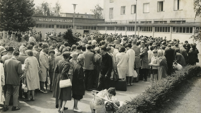 Andrang am Notaufnahmelager Berlin-Marienfelde: eine Aufnahme vom 14. August 1961, dem Tag nach dem Beginn des Mauerbaus.
