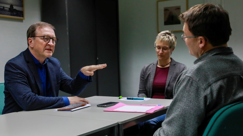 Haben hart miteinander diskutiert: Reinhart Keßner aus Löbau (links) und Matthias Matthey aus Zittau (rechts). SZ-Journalistin Anja Beutler begleitete die Debatte.
