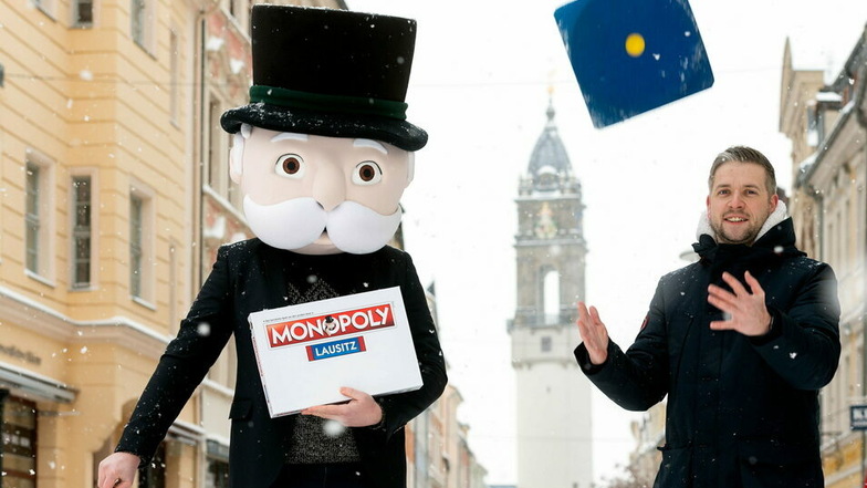 Der Chef der Zwickauer Agentur Polar1 und Maskottchen Mister Monopoly präsentierten am Montag in Bautzen schon mal den Karton für das neue Spiel.