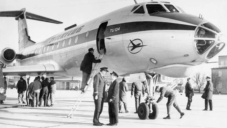 Flugzeug vom TU 134: Passagiere gehen im Jahr 1972 am Flughafen Klotzsche an Bord.