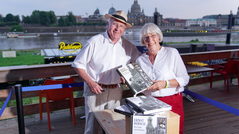 Ernst Hirsch und seine Frau Cornelia am Freitagabend auf der Tribüne der Filmnächte Dresden.